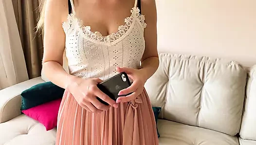 Arkadaşımın annesi beni evine davet etti ve beni küstah bir şekilde sikiyor - konuşmalı Rus amatör