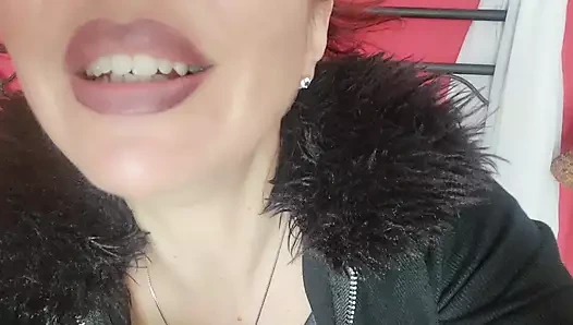 Güzel şehvetli orta yaşlı seksi kadından büyük geğirme ve suçlar