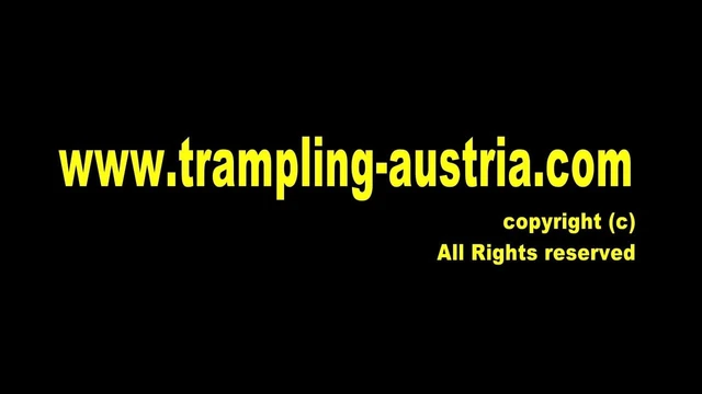 Lea, bob'u kırmızı topuklu ayakkabılarla ezdi