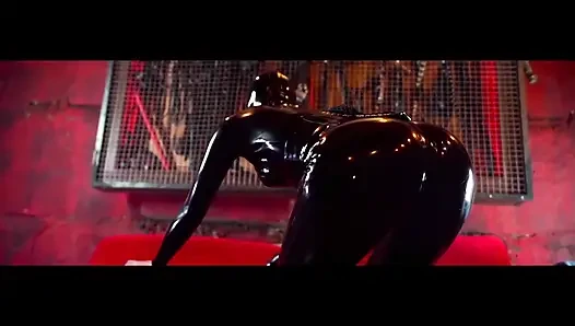 Büyük memeli dominatrix ıslak altın duşta bağlı köleyi sırılsıklam yapıyor