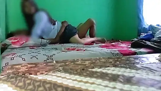 Viral öğrenci kendi öğretmeninin odasında tesettür giyiyor