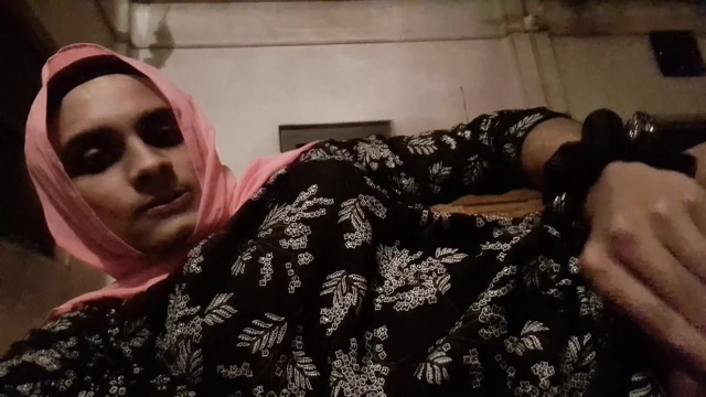 Asyalı trans kadın masterbasyonu