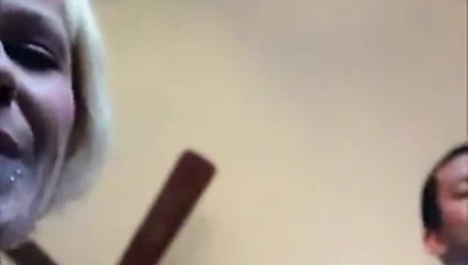 İzlerken ve sigara içerken o aleti yala