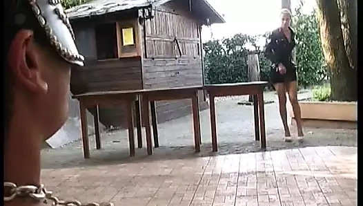 adam eğilir üzerinde sarışın için Siktir et onu kıçını ile Siktir et oyuncak