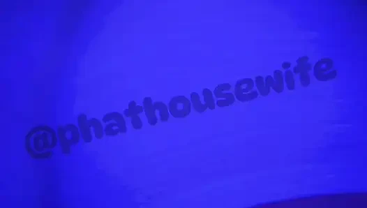 Mavi ışıklarda büyük götlü twerk yapıyor