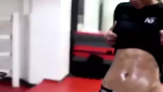 Halle berry antrenmandan sonra karın kaslarını sergiledi