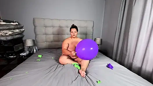 İri güzel kadın büyük balon patlatma fetişi