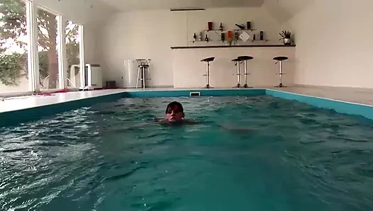 İki lezbiyen havuz başında mastürbasyon ve yumruk sokmanın tadını çıkarıyor