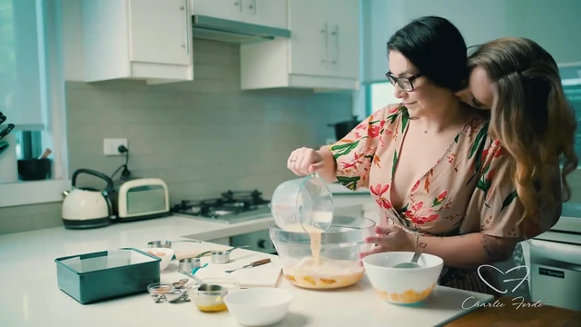 Charlie Forde, Chasey Devil'in yer aldığı bir pasta pişir