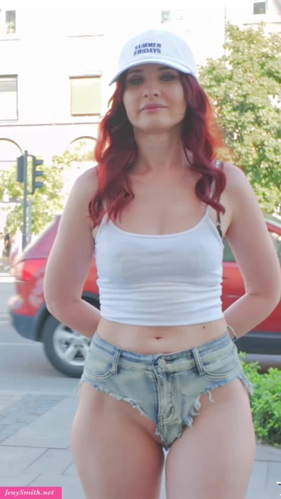 Jeny Smith şehir merkezine gitti. Tam video sadece JenySmith.net