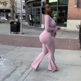 Büyük götlü olgun yürüyor