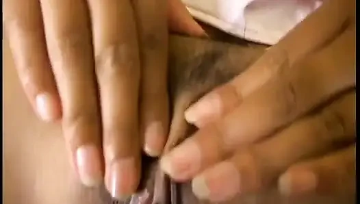 Egzotik güzellik sikişmeyi ve sert bir yarak emmeyi seviyor