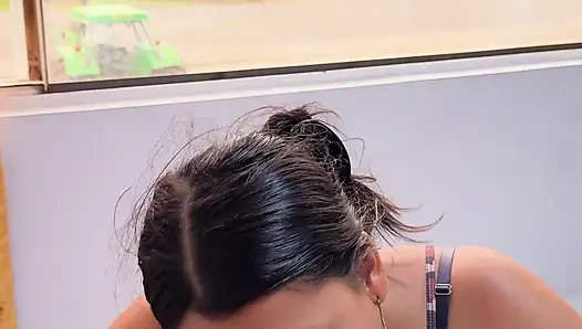 Она любит прыгать меня на член, пока все проходят мимо окна