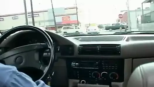 Eşcinsel çift adam sokakta yaya olarak üçlü seks yapıyor