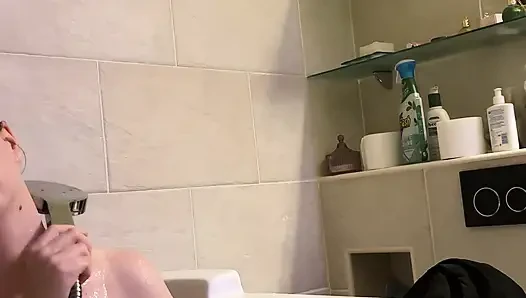 Büyük Göğüsler ve Sert Meme Uçları