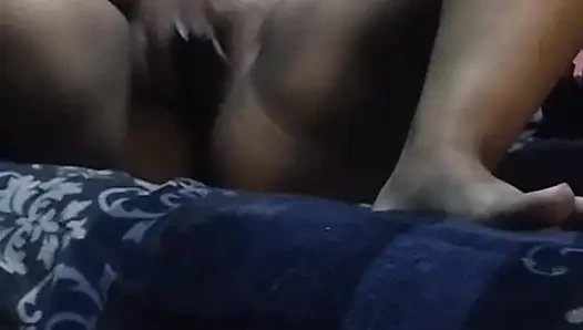 Mi çikolatayı kırbaçlıyor