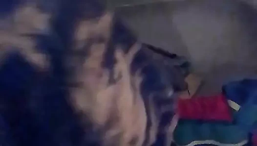 Banyoda sigara içiyor ve sonra sakso çekmesine izin veriliyor