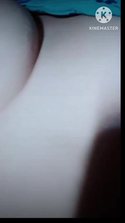 Ateşli seksi genç 18+ yaşındaki seksi kız oldukça seksi ateşli büyük büyük göğüslerini ovuyor ve oldukça seksi yapıyor | Klip 1
