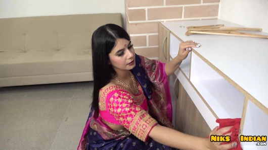 Büyük memeli Hintli MILF, Saree Choli'yi çıkarıyor ve Devar Ji ile sikişiyor