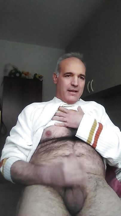 Küfürlü üvey baba üvey oğlu Luca'ya kendi yarağına nasıl mastürbasyon yapmayı öğretiyor.