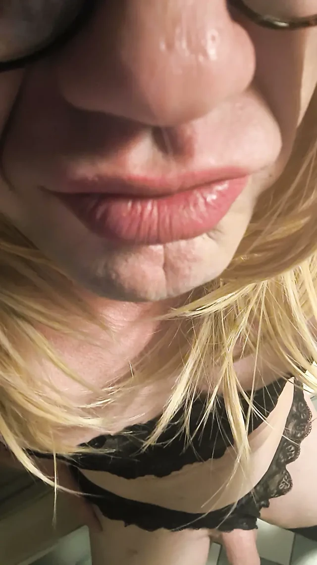 Sissy n. aus berlin show'un vücudu dudaksız, güzel derin yarak emmek istiyor