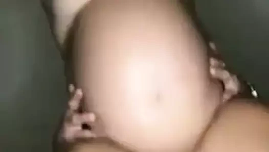 yüksek sesle orgazm gelen bükülmüş üzerinde hamile karısı