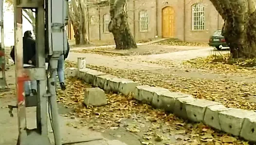 Küçük memeli Alman bayan kendisi için iki sert yarak alıyor