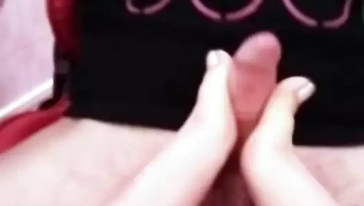 Kız arkadaş erkek arkadaşına sevgiyle ayakla muamele çekiyor!