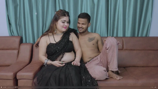 Hintli güzel kadın eski erkek arkadaşını arıyor ve seks yapıyor