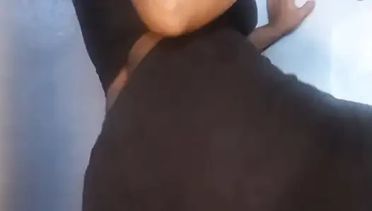 Ateşli orta yaşlı seksi kadın kamerada dokunuyor