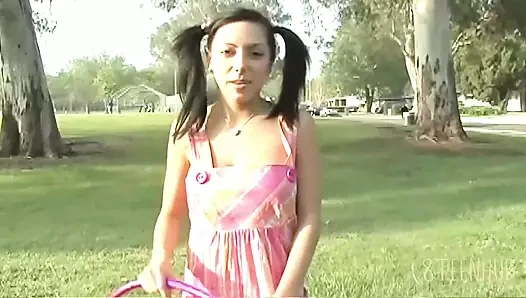 Seksi koyu saçlı genç kız sikiliyor ve ağzına boşaltıyor