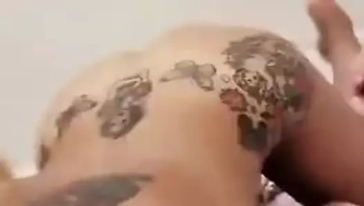 milan 8'de yaşayan travesti Efe bal