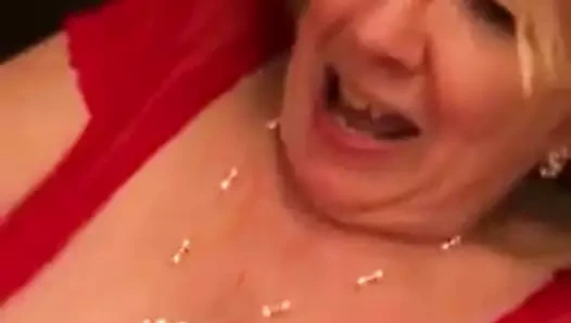 Sıcak sürtük anneanne seviyor için binmek ve cums sert üzerinde the horoz