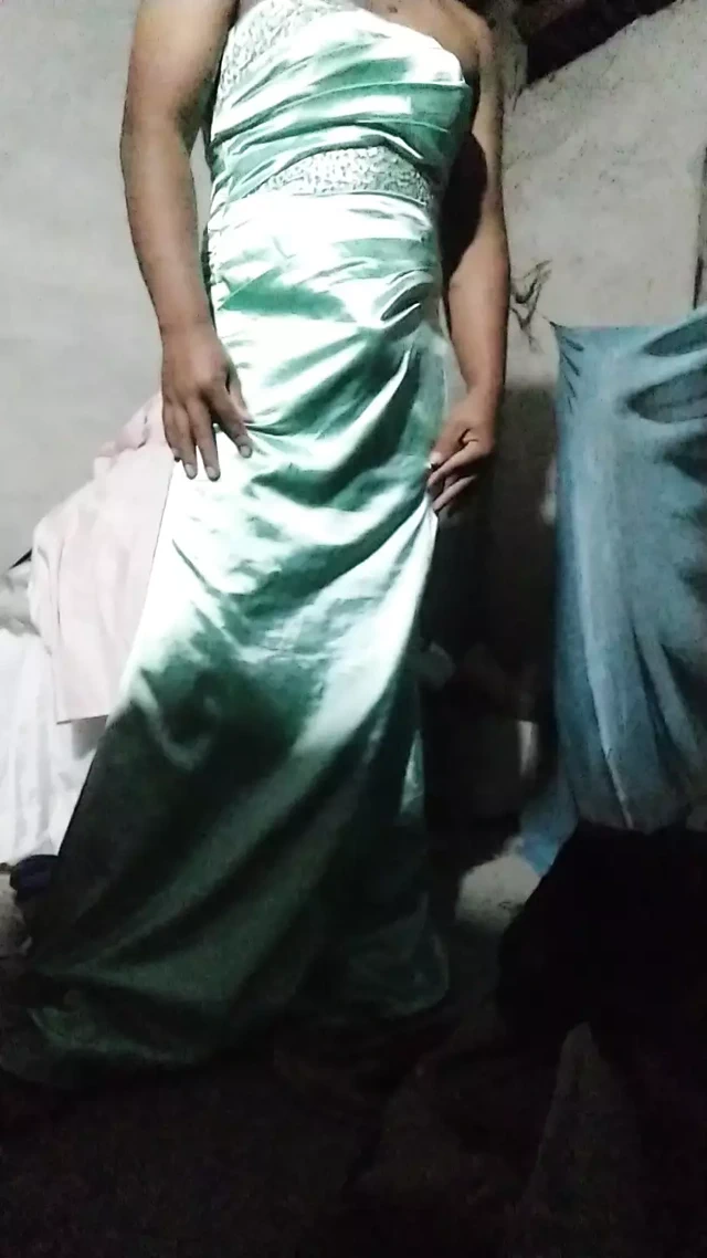 Travesti akşam elbisesiyle boş günüm