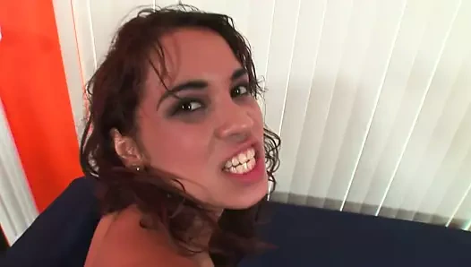 Renae Cruz'un ırklararası sikiş ve dölleme ile bakış açısı sahnesi