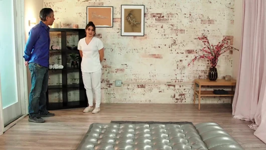 Nuru masajı - genç masöz Keira Croft komşusu olan bir sonraki müşterisine elinden geleni yapıyor