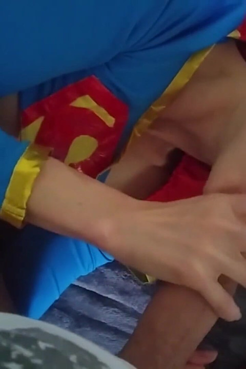 Küçük memeli süper kadın Gina Gerson Mugur'u kurtarmak zorunda