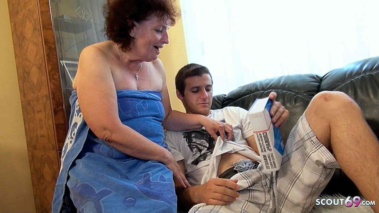 Aşırı yaşlı ve çirkin nine bakire oğlana ilk kez seks yapıyor