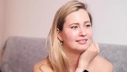 Dildoya atlıyor ve yüksek sesle inliyor, büyük ekranda izliyor