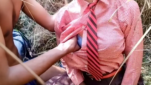 Yerli Hintli kız öğrenciyi ormana götürdü ve göğüslerini sıktı ve onu sikti