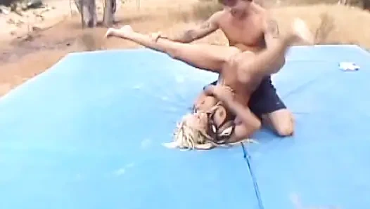 Mükemmel Fransız genç kız açık havada sikiliyor