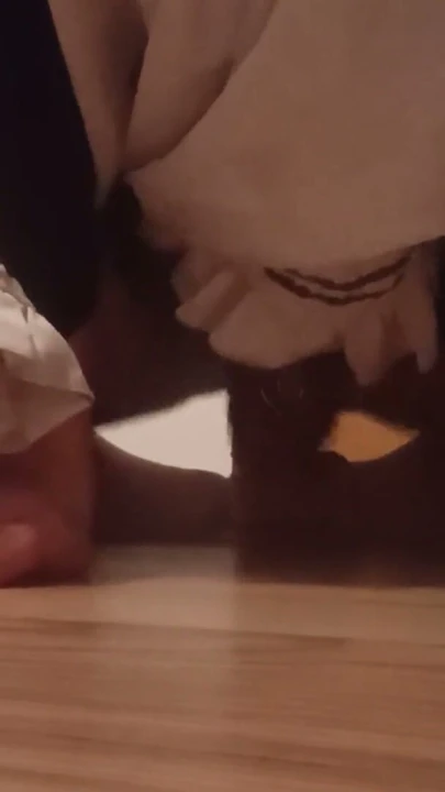 Aşağılanan sissy, göt deliğinden kendini tatmin ederken klitorisini sallıyor | Klip 1