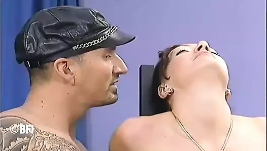 Seksi kız spor salonunda kırbaçlanıyor ve cezalandırılıyor