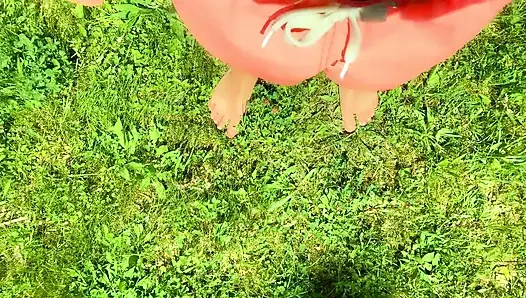 Twink açık havada mayolara işiyor