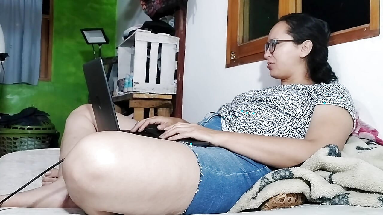 Arkadaşım damlayana kadar mastürbasyon yaparken beni gözetliyor, tepkisine bak