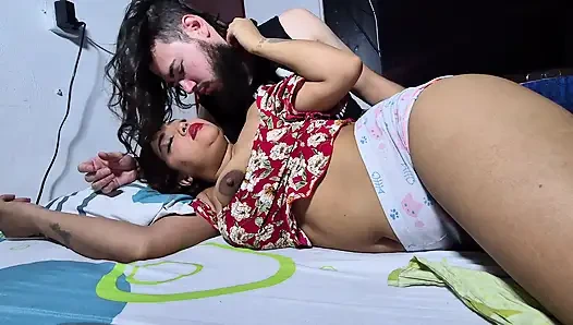 Futbol oynamaktan eve geliyorum, odaya giriyorum ve kız arkadaşımın eski en iyi arkadaşını sikiyorum.