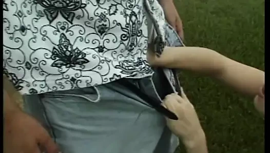 Seksi kırmızı elbise giyen muhteşem sarışın genç plaj yatağında sert bir direğe biniyor