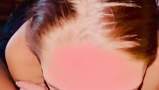 Erkek arkadaşımın önünde büyük zenci yarağını emiyor