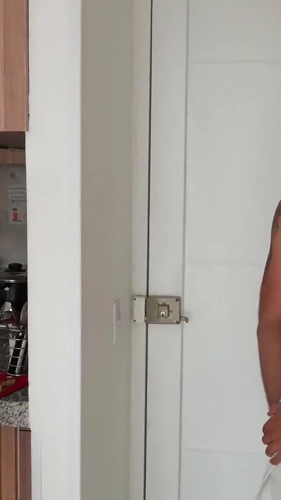 Azgın komşu banyo yapmak için evime geliyor ve sonunda tiktok'un ortasında sikişiyoruz canlı | Klip 1