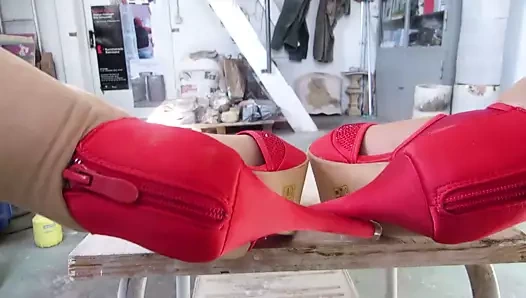 Karımın kırmızı topuklu ayakkabılarıyla bacaklara dokunmak